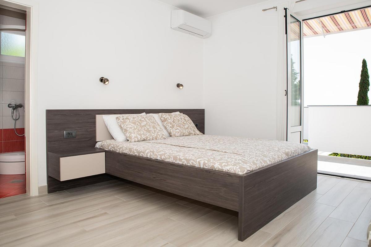 Apartmani Vrtodusic Banjol Ngoại thất bức ảnh