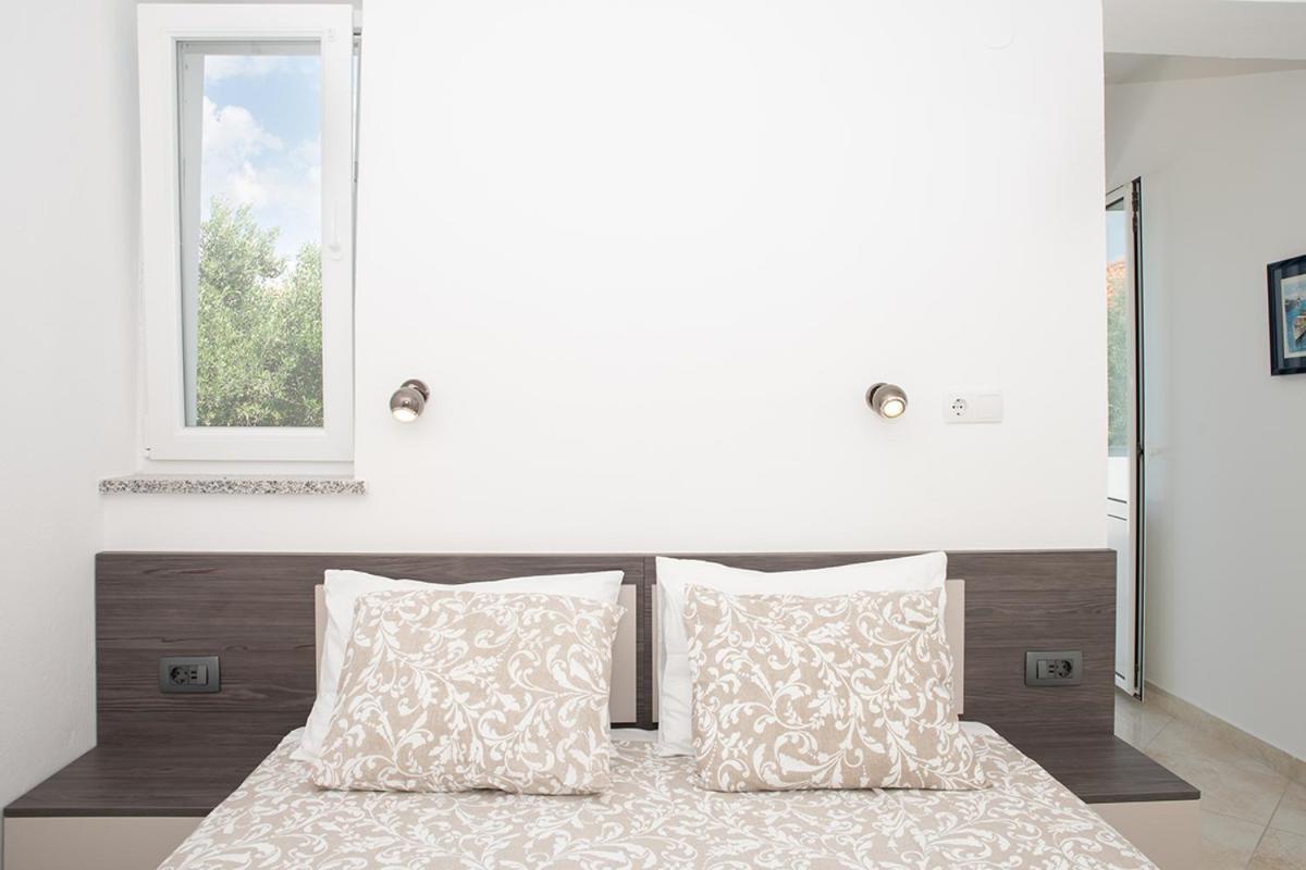 Apartmani Vrtodusic Banjol Ngoại thất bức ảnh